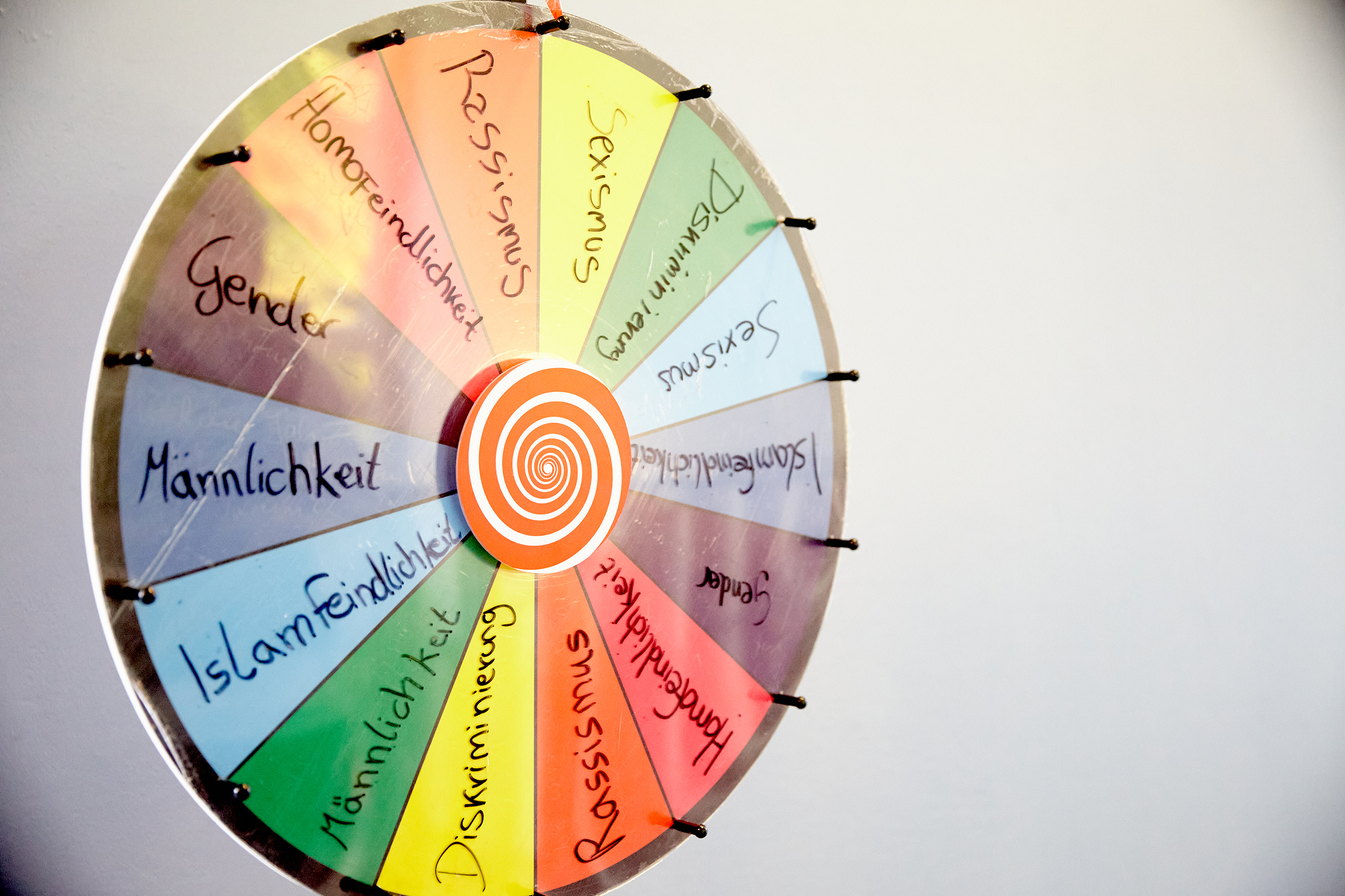 Bunte Aktionstafel mit Beiträgen der Jungen