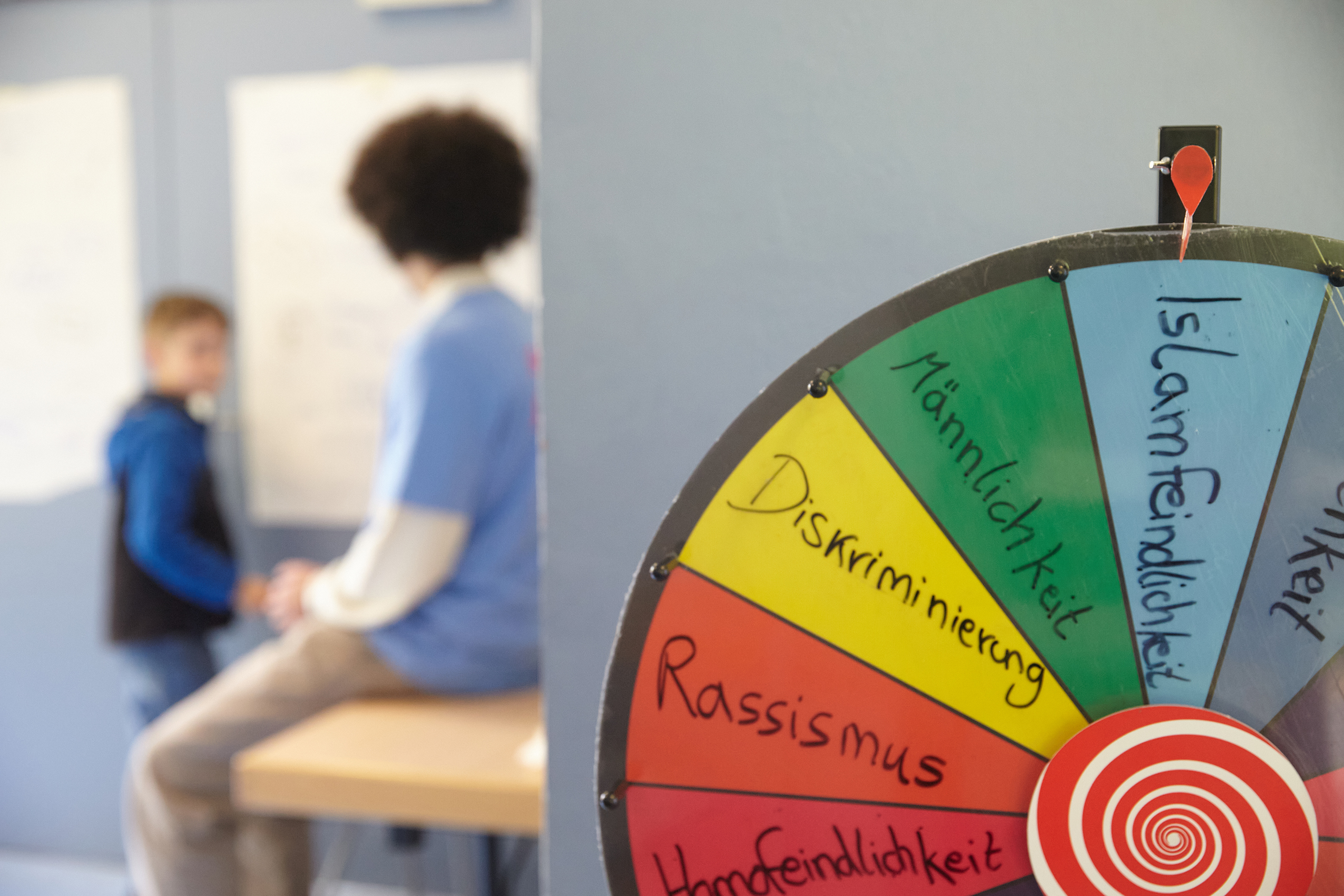 Bunte Aktionstafel mit Beiträgen der Jungen