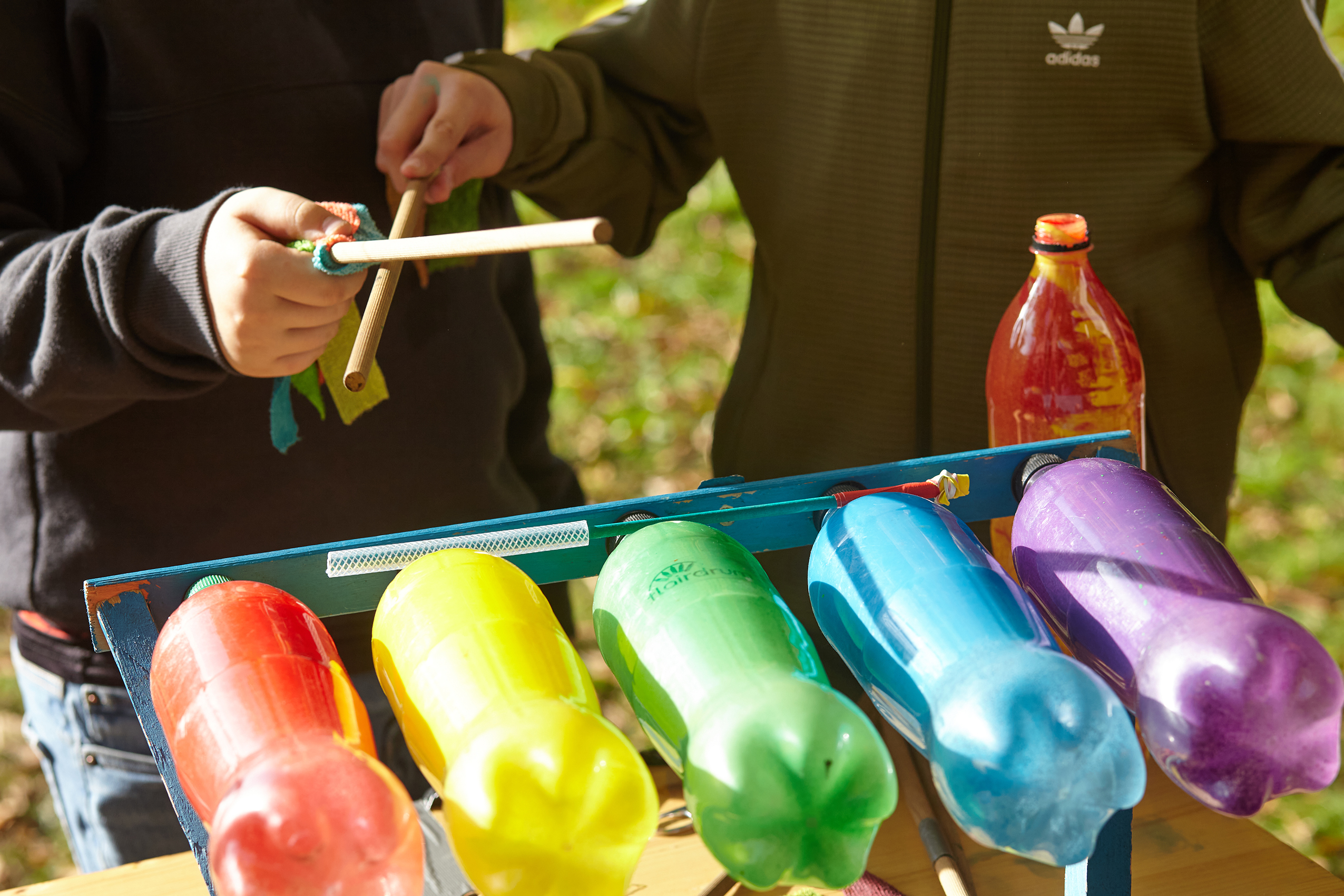 Bunte Aktionstafel mit Beiträgen der Jungen