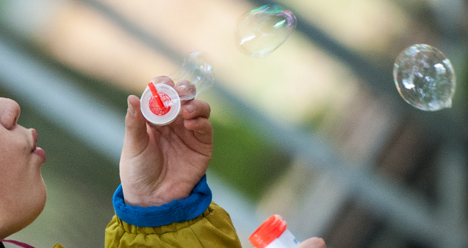 Lippen, die Seifenblasen pusten
